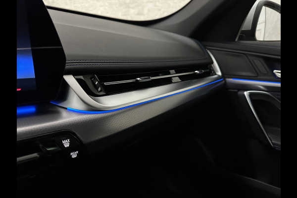 BMW X1 18i M-Sport | Panorama | Sportstoelen | Keyless-Entry | Sfeerverlichting | Achteruitrij-Camera | 5x op voorraad! | Carplay | Full-LED | Black-Optic | Getint Glas | Stoelverwarming | Draadloos Laden |