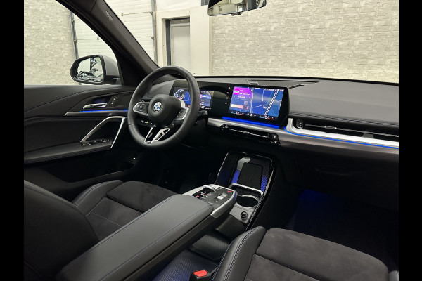 BMW X1 18i M-Sport | Panorama | Sportstoelen | Keyless-Entry | Sfeerverlichting | Achteruitrij-Camera | 5x op voorraad! | Carplay | Full-LED | Black-Optic | Getint Glas | Stoelverwarming | Draadloos Laden |