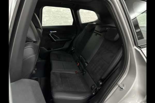 BMW X1 18i M-Sport | Panorama | Sportstoelen | Keyless-Entry | Sfeerverlichting | Achteruitrij-Camera | 5x op voorraad! | Carplay | Full-LED | Black-Optic | Getint Glas | Stoelverwarming | Draadloos Laden |