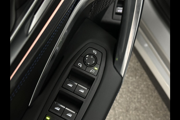 BMW X1 18i M-Sport | Panorama | Sportstoelen | Keyless-Entry | Sfeerverlichting | Achteruitrij-Camera | 5x op voorraad! | Carplay | Full-LED | Black-Optic | Getint Glas | Stoelverwarming | Draadloos Laden |