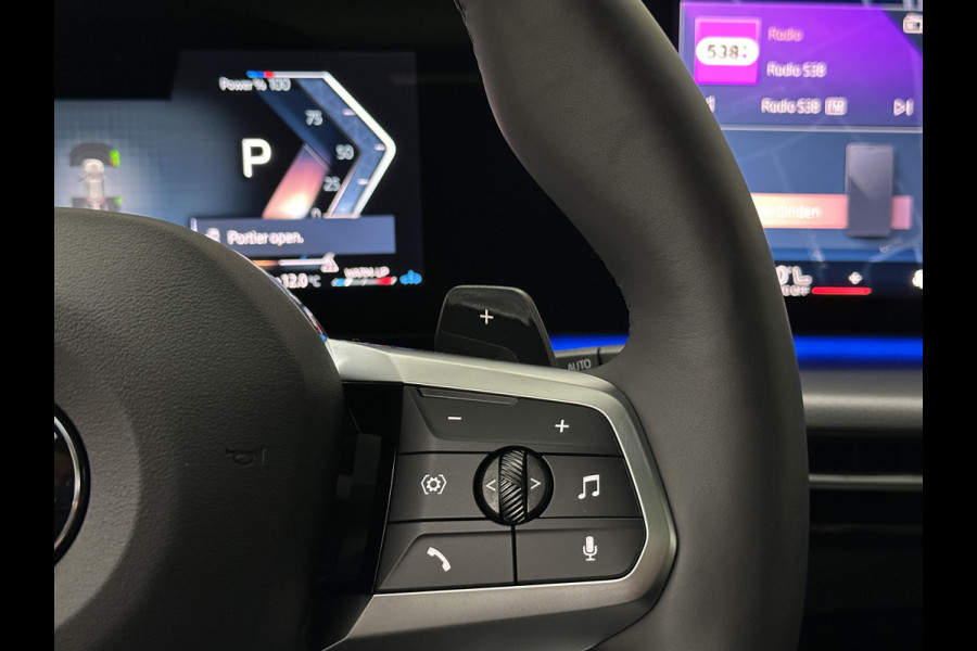 BMW X1 18i M-Sport | Panorama | Sportstoelen | Keyless-Entry | Sfeerverlichting | Achteruitrij-Camera | 5x op voorraad! | Carplay | Full-LED | Black-Optic | Getint Glas | Stoelverwarming | Draadloos Laden |