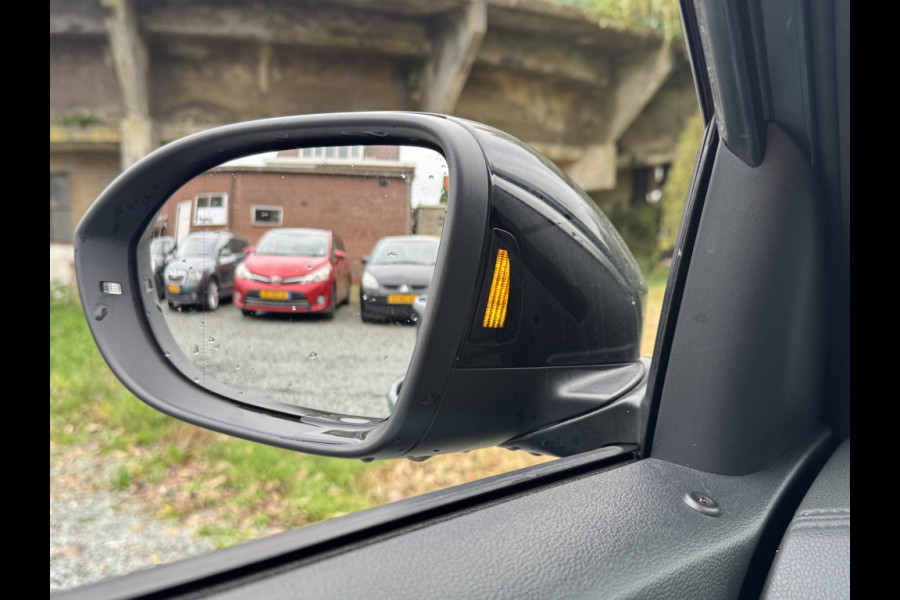 Volkswagen T-Roc TSI 115PK LIFE GOAL EDITION NAVI/CARPLAY/STOELVERWARMING/ FABRIEKSGARANTIE