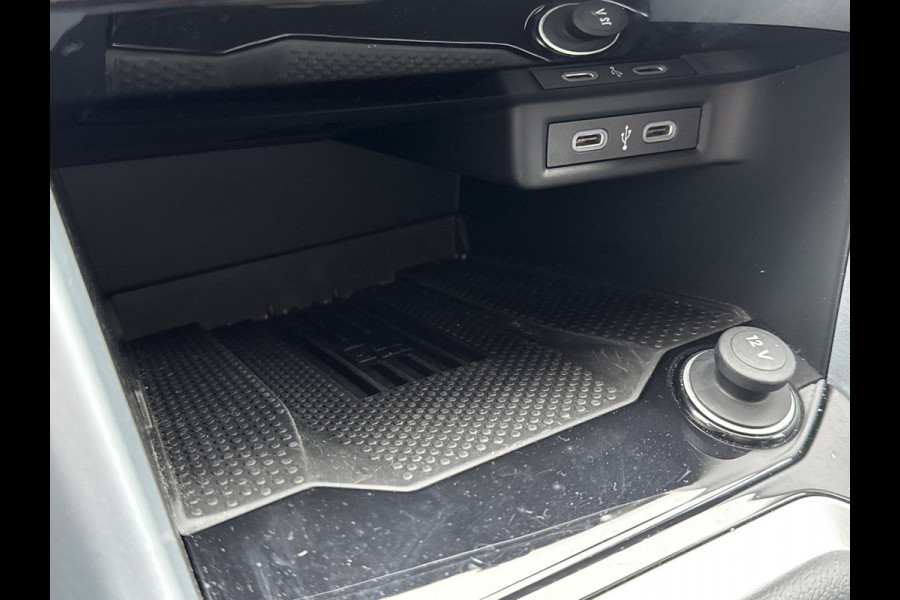 Volkswagen T-Roc TSI 115PK LIFE GOAL EDITION NAVI/CARPLAY/STOELVERWARMING/ FABRIEKSGARANTIE