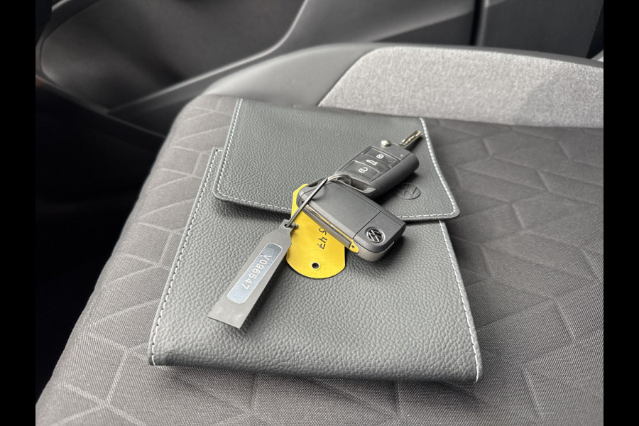 Volkswagen T-Roc TSI 115PK LIFE GOAL EDITION NAVI/CARPLAY/STOELVERWARMING/ FABRIEKSGARANTIE