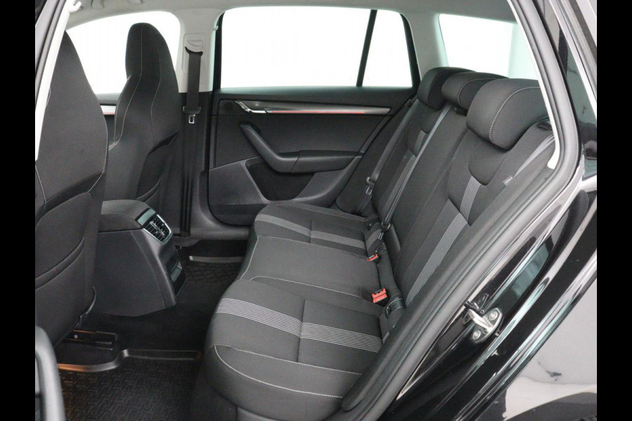 Škoda Octavia 1.5 TSI Style | Sportstoelen | Trekhaak | Stoelverwarming | Adaptive cruise | Carplay | Navigatie | Sfeerverlichting | Full LED | Canton Sound | Climate control
