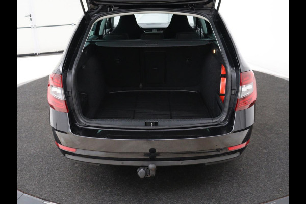 Škoda Octavia 1.5 TSI Style | Sportstoelen | Trekhaak | Stoelverwarming | Adaptive cruise | Carplay | Navigatie | Sfeerverlichting | Full LED | Canton Sound | Climate control