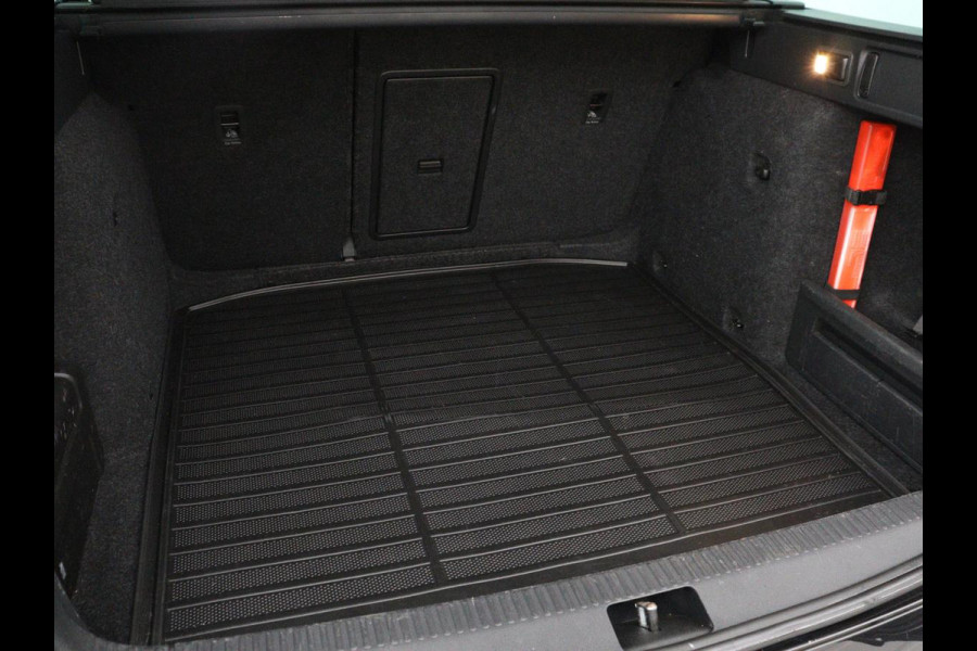 Škoda Octavia 1.5 TSI Style | Sportstoelen | Trekhaak | Stoelverwarming | Adaptive cruise | Carplay | Navigatie | Sfeerverlichting | Full LED | Canton Sound | Climate control