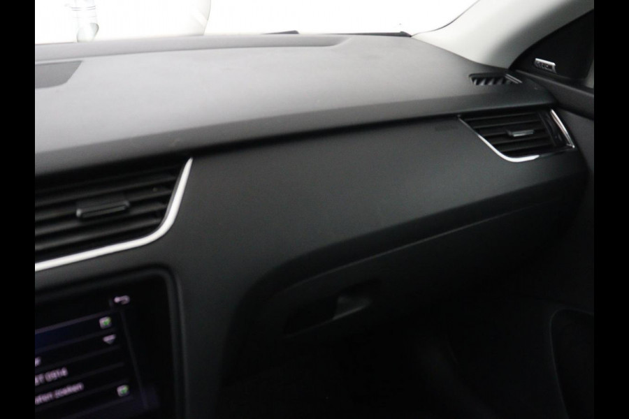 Škoda Octavia 1.5 TSI Style | Sportstoelen | Trekhaak | Stoelverwarming | Adaptive cruise | Carplay | Navigatie | Sfeerverlichting | Full LED | Canton Sound | Climate control