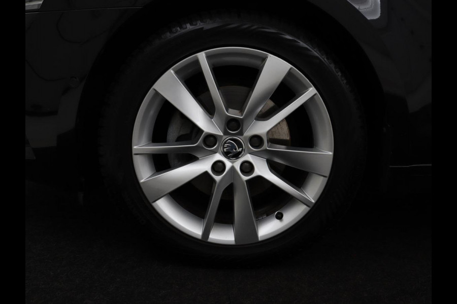 Škoda Octavia 1.5 TSI Style | Sportstoelen | Trekhaak | Stoelverwarming | Adaptive cruise | Carplay | Navigatie | Sfeerverlichting | Full LED | Canton Sound | Climate control