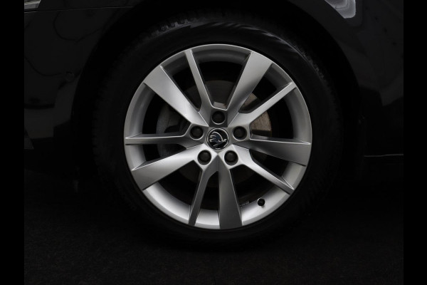 Škoda Octavia 1.5 TSI Style | Sportstoelen | Trekhaak | Stoelverwarming | Adaptive cruise | Carplay | Navigatie | Sfeerverlichting | Full LED | Canton Sound | Climate control