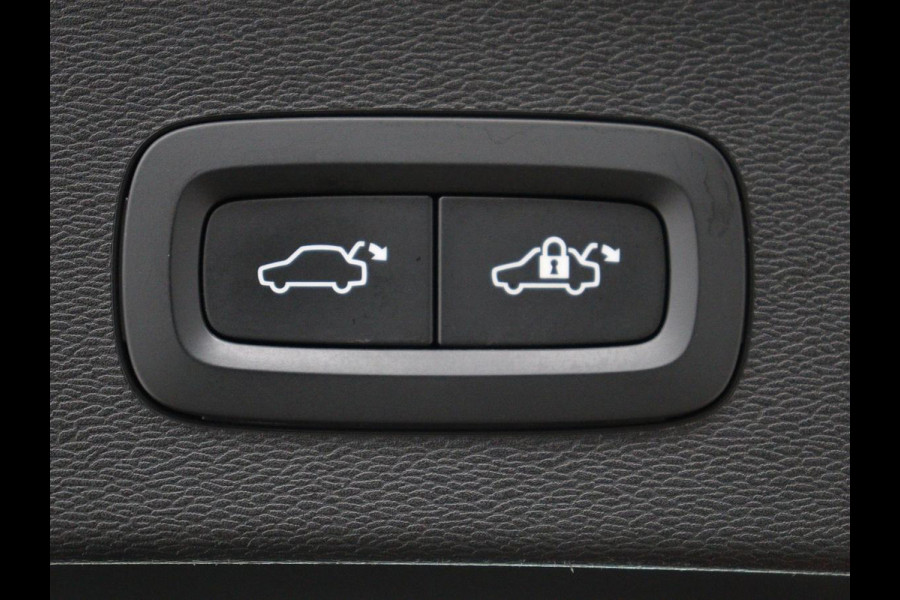 Volvo C40 Recharge Twin Intro Edition 78 kWh | Panoramadak | 360 Camera | Stoelverwarming | Harman/Kardon | Warmtepomp | Adaptive cruise | Matrix LED | Carplay | Memory | Stuurverwarming