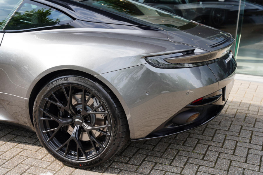 Aston Martin DB12 4.0 V8 / NL-Auto / B&W / Carbon