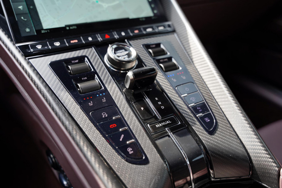 Aston Martin DB12 4.0 V8 / NL-Auto / B&W / Carbon