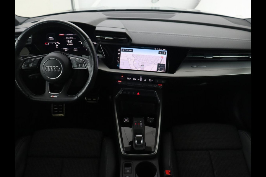 Audi A3 35 TFSI S edition | Stoelverwarming | Carplay | Navigatie | Half leder | Sportstoelen | Full LED | Audi Sound | Virtual Cockpit | Climate control | Parkeerhulp | DAB | Bluetooth | S Line