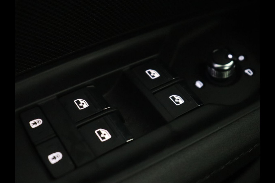 Audi A3 35 TFSI S edition | Stoelverwarming | Carplay | Navigatie | Half leder | Sportstoelen | Full LED | Audi Sound | Virtual Cockpit | Climate control | Parkeerhulp | DAB | Bluetooth | S Line