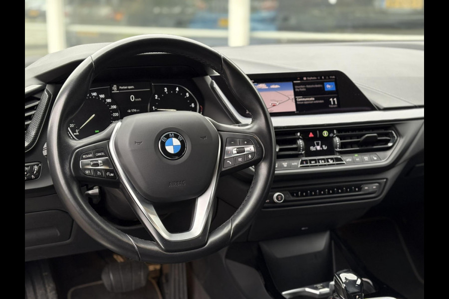 BMW 1-serie 118i High Executive Edition | Navi, PDC, Carplay/Android, Cruise, Stoelverw., Climate | Goed onderhouden |