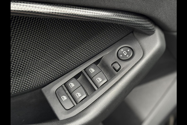 BMW 1-serie 118i High Executive Edition | Navi, PDC, Carplay/Android, Cruise, Stoelverw., Climate | Goed onderhouden |