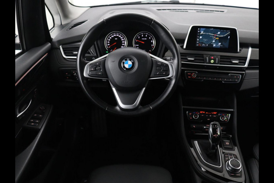 BMW 2 Serie Active Tourer 220i Sport Line | Camera | Sportstoelen | Full LED | Navigatie | Park Assist | 18'' | Climate control | Bluetooth | Cruise control