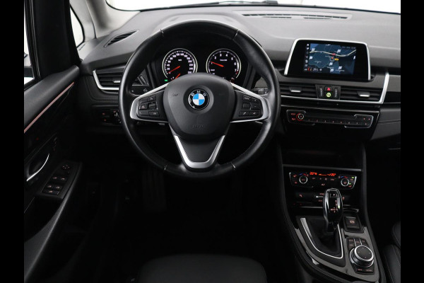 BMW 2 Serie Active Tourer 220i Sport Line | Camera | Sportstoelen | Full LED | Navigatie | Park Assist | 18'' | Climate control | Bluetooth | Cruise control