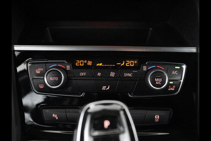 BMW 2 Serie Active Tourer 220i Sport Line | Camera | Sportstoelen | Full LED | Navigatie | Park Assist | 18'' | Climate control | Bluetooth | Cruise control