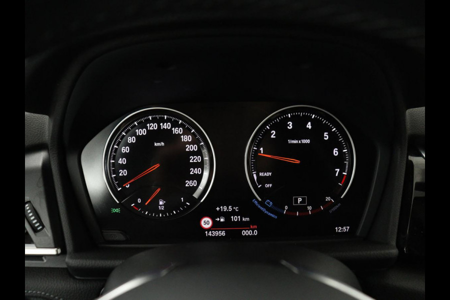 BMW 2 Serie Active Tourer 220i Sport Line | Camera | Sportstoelen | Full LED | Navigatie | Park Assist | 18'' | Climate control | Bluetooth | Cruise control