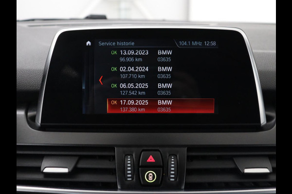 BMW 2 Serie Active Tourer 220i Sport Line | Camera | Sportstoelen | Full LED | Navigatie | Park Assist | 18'' | Climate control | Bluetooth | Cruise control