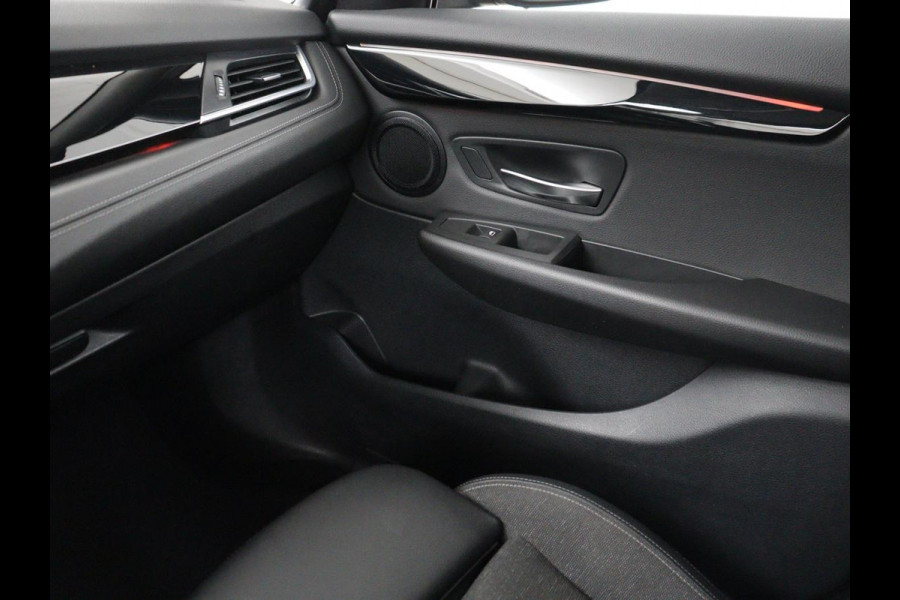 BMW 2 Serie Active Tourer 220i Sport Line | Camera | Sportstoelen | Full LED | Navigatie | Park Assist | 18'' | Climate control | Bluetooth | Cruise control