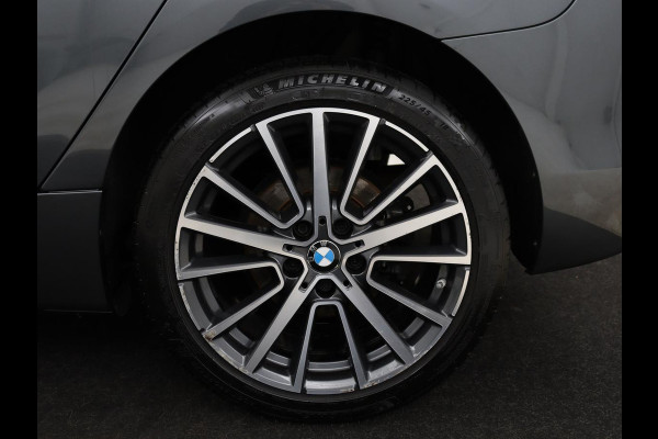 BMW 2 Serie Active Tourer 220i Sport Line | Camera | Sportstoelen | Full LED | Navigatie | Park Assist | 18'' | Climate control | Bluetooth | Cruise control