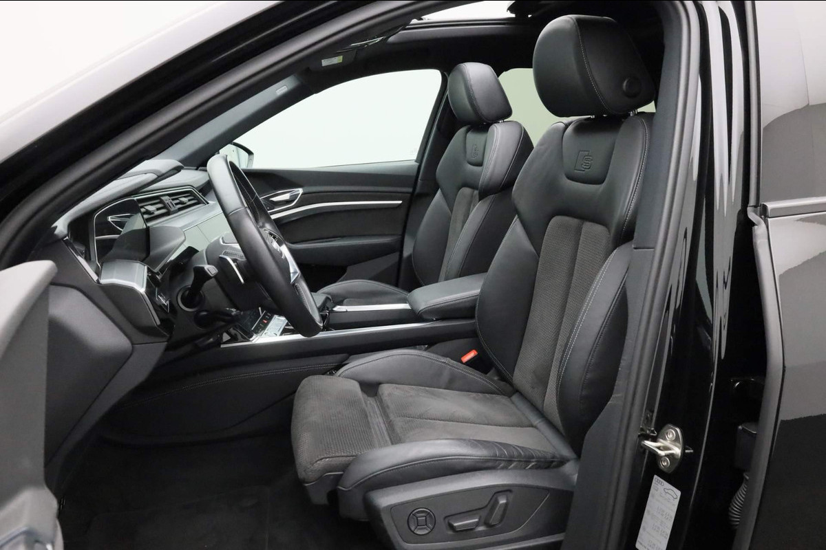 Audi e-tron e-tron 50 quattro Launch edition Black 71 kWh S-Line | Panoramadak | Stoelverwarming | Adaptive Cruise Control | Memory Seat | Parkeersensoren | Keyless | Apple Carplay