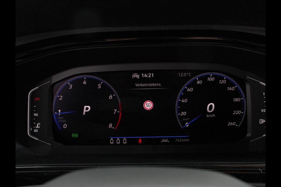 Volkswagen T-Roc 1.5 TSI DSG R-Line+Blackpack Climate control | Adaptieve cruise control | Panoramadak | LED | Navigatie | Achteruitrijcamera | Parkeersensoren | Apple Carplay/ Android Auto | Radio