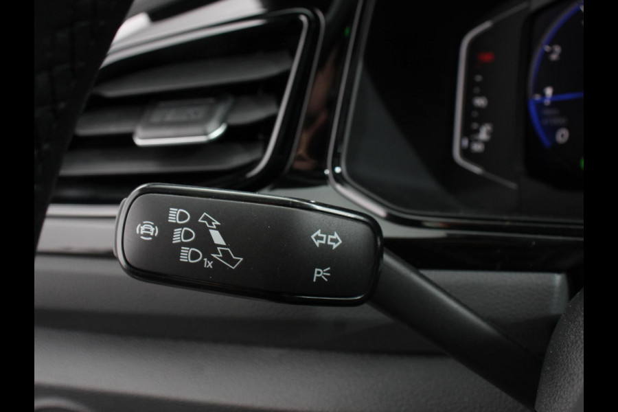 Volkswagen T-Roc 1.5 TSI DSG R-Line+Blackpack Climate control | Adaptieve cruise control | Panoramadak | LED | Navigatie | Achteruitrijcamera | Parkeersensoren | Apple Carplay/ Android Auto | Radio