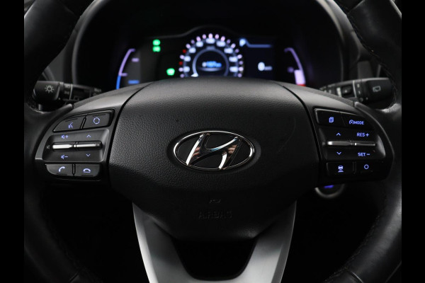 Hyundai Kona EV Premium 64 kWh | SOH 100% | 3 Fase | Stoelventilatie | Leder | Head-Up | Warmtepomp | Trekhaak | Achterbankverwarming | Adaptive cruise | Camera | Carplay | Full LED