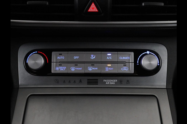 Hyundai Kona EV Premium 64 kWh | SOH 100% | 3 Fase | Stoelventilatie | Leder | Head-Up | Warmtepomp | Trekhaak | Achterbankverwarming | Adaptive cruise | Camera | Carplay | Full LED