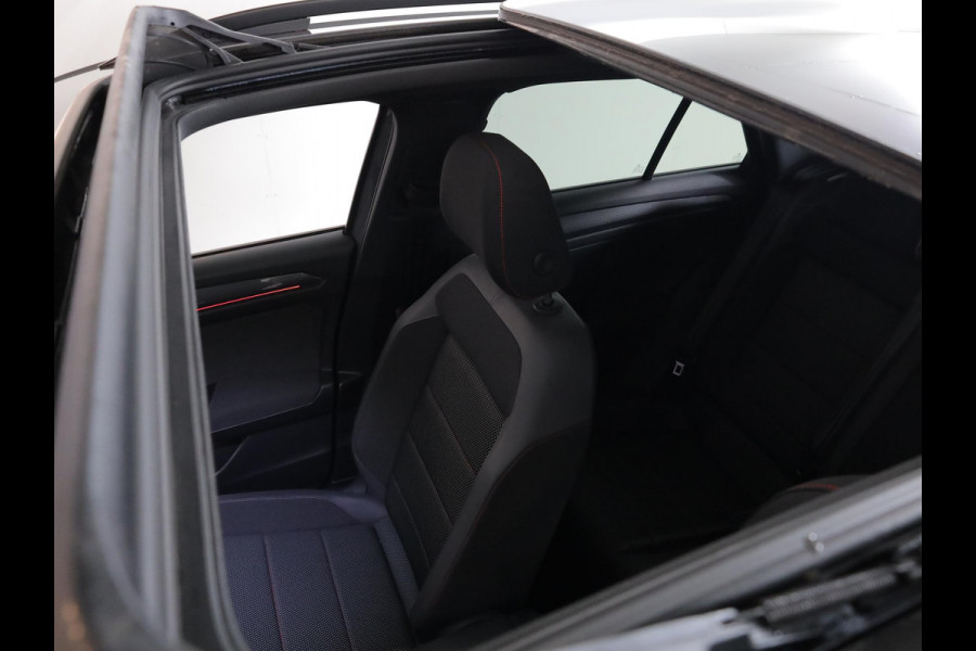 Volkswagen T-Roc 1.5 TSI Sport 150 PK DSG | Panorama dak | Parkeercamera | Stoel- en stuurverwarming  | Elektrische achterklep |