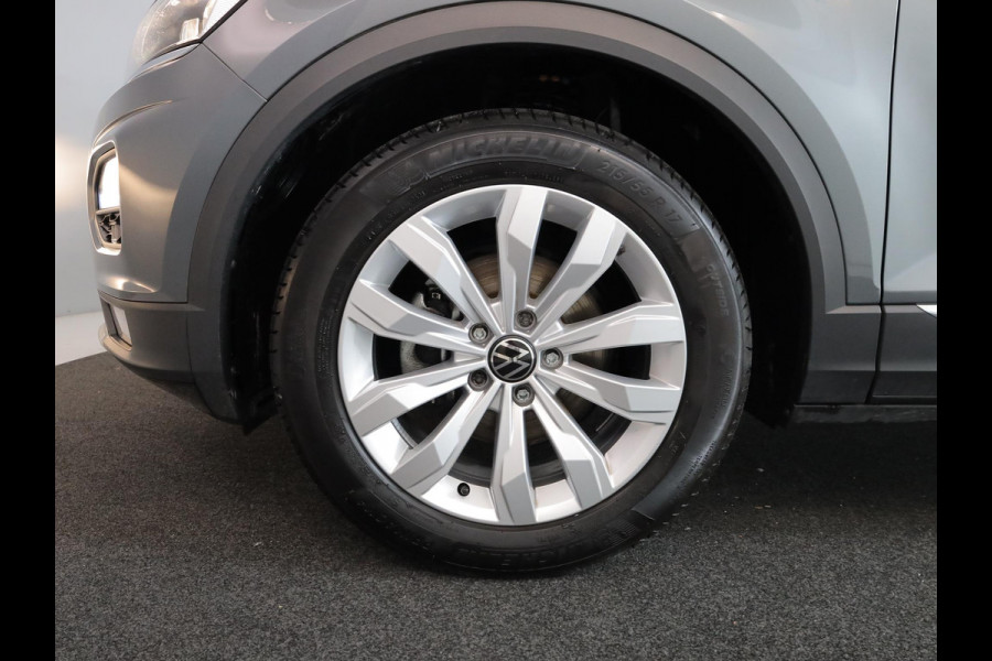 Volkswagen T-Roc 1.5 TSI Sport 150 PK DSG | Panorama dak | Parkeercamera | Stoel- en stuurverwarming  | Elektrische achterklep |