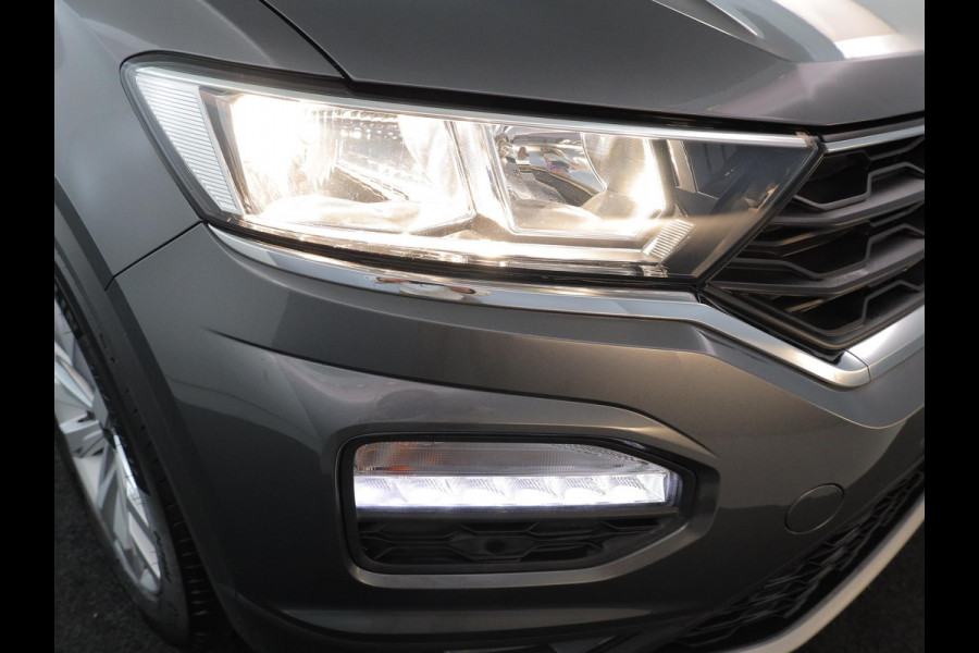 Volkswagen T-Roc 1.5 TSI Sport 150 PK DSG | Panorama dak | Parkeercamera | Stoel- en stuurverwarming  | Elektrische achterklep |