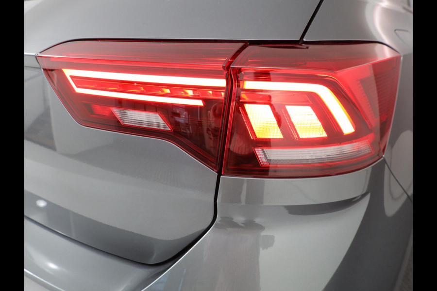 Volkswagen T-Roc 1.5 TSI Sport 150 PK DSG | Panorama dak | Parkeercamera | Stoel- en stuurverwarming  | Elektrische achterklep |