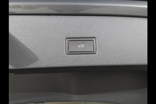 Volkswagen T-Roc 1.5 TSI Sport 150 PK DSG | Panorama dak | Parkeercamera | Stoel- en stuurverwarming  | Elektrische achterklep |