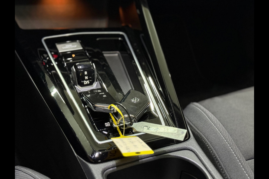 Volkswagen Golf 1.5 eTSI 150PK Black Style | Licht+Zicht Pakket | ErgoActive | Ambient | Discover Media | App-Connect | LED Plus