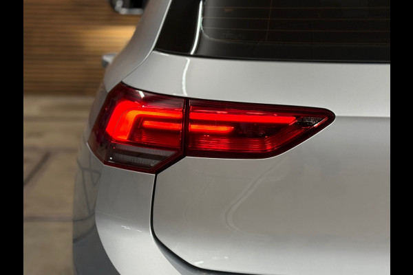 Volkswagen Golf 1.5 eTSI 150PK Black Style | Licht+Zicht Pakket | ErgoActive | Ambient | Discover Media | App-Connect | LED Plus