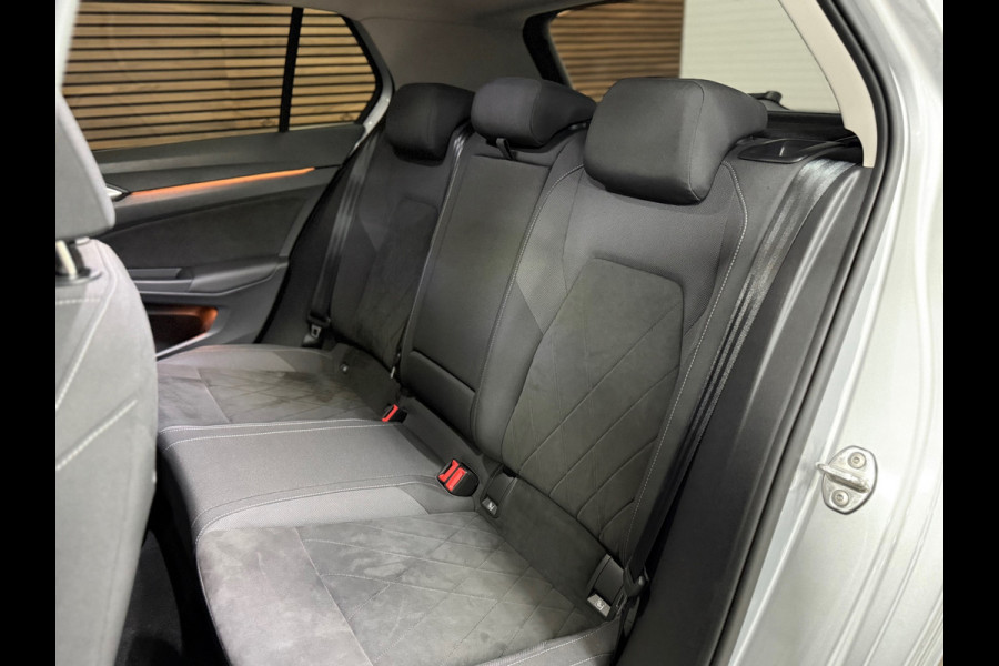 Volkswagen Golf 1.5 eTSI 150PK Black Style | Licht+Zicht Pakket | ErgoActive | Ambient | Discover Media | App-Connect | LED Plus