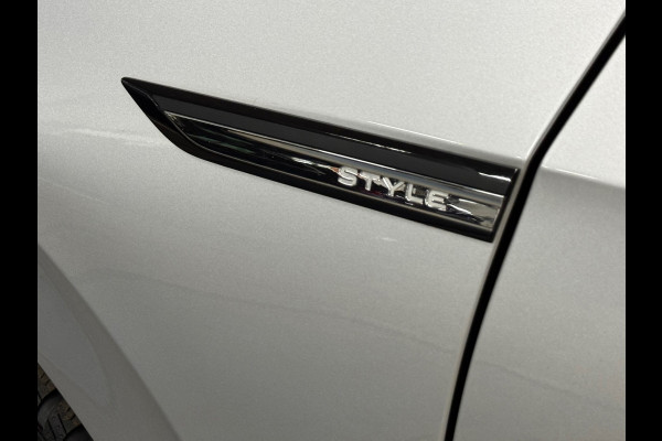 Volkswagen Golf 1.5 eTSI 150PK Black Style | Licht+Zicht Pakket | ErgoActive | Ambient | Discover Media | App-Connect | LED Plus