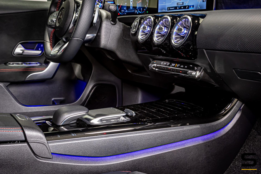 Mercedes-Benz A-Klasse 180 Premium Plus|Pano|AMGline|Cam|1eig