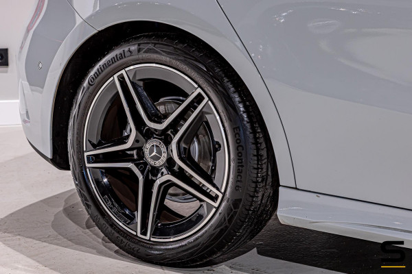 Mercedes-Benz A-Klasse 180 Premium Plus|Pano|AMGline|Cam|1eig