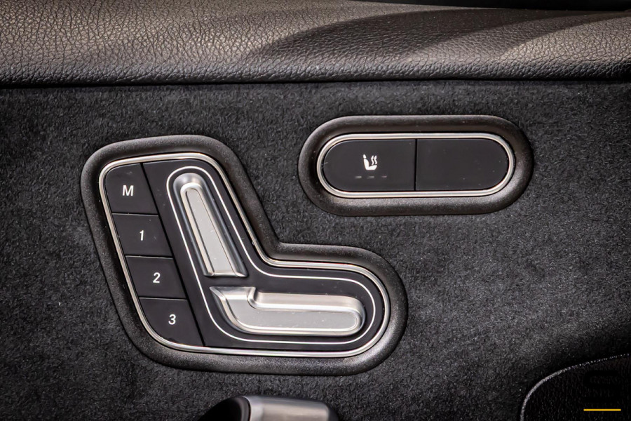 Mercedes-Benz A-Klasse 180 Premium Plus|Pano|AMGline|Cam|1eig