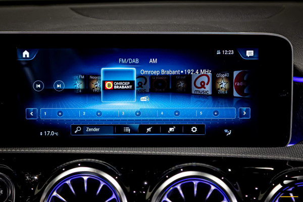 Mercedes-Benz A-Klasse 180 Premium Plus|Pano|AMGline|Cam|1eig