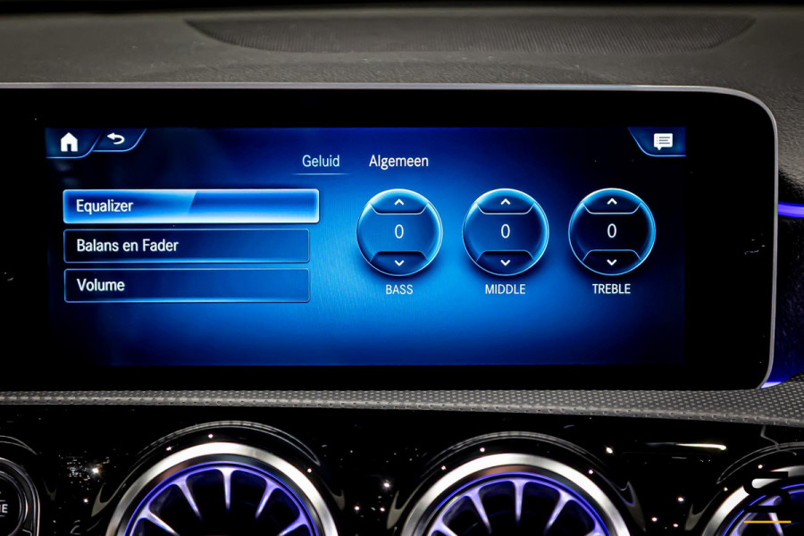 Mercedes-Benz A-Klasse 180 Premium Plus|Pano|AMGline|Cam|1eig