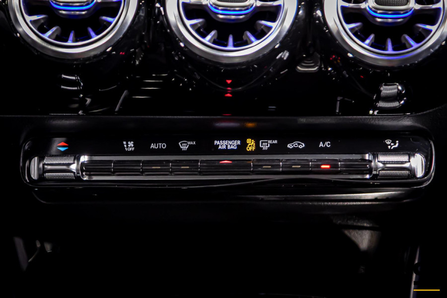 Mercedes-Benz A-Klasse 180 Premium Plus|Pano|AMGline|Cam|1eig