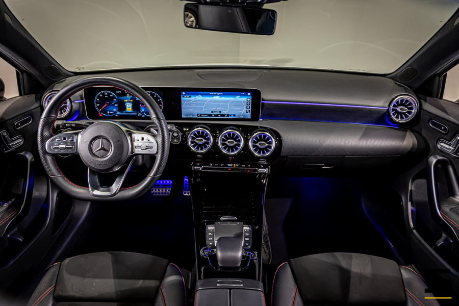 Mercedes-Benz A-Klasse 180 Premium Plus|Pano|AMGline|Cam|1eig