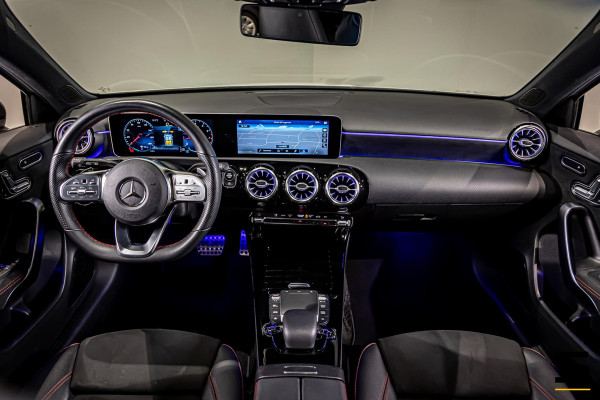 Mercedes-Benz A-Klasse 180 Premium Plus|Pano|AMGline|Cam|1eig